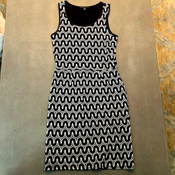 Banana Republic white and black embroidered dress. 4P - Picture 1 of 7